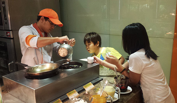 Kids eagerly await their nth fill of freshly made thick sikwati, or “tsokolate e,” at the dessert station.