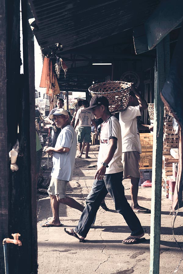 PHOTOWALK along Carbon market, trying to get a cinematic scene. Sony A7S.