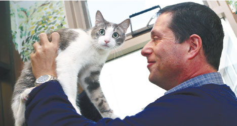 FELINE FRIEND. Dr. Gary Weitzman, president and CEO of the San Diego Humane Society and SPCA and author of the new National Geographic book “How to Speak Cat, has a word with Wesley, a resident of Humane Society shelterin San Diego. (AP FOTO)