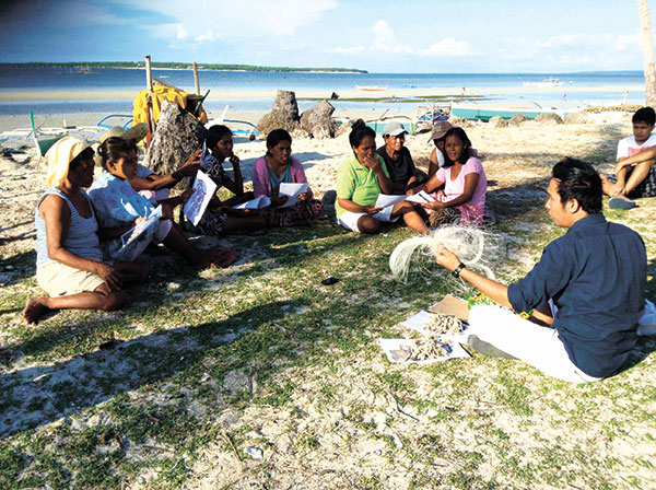 TRASHION IN BANTAYAN. To help make socially responsible economies, YLC volunteers teach Bantayan folk how to design and create products such as fashion accessories and home accents out of shells, plastics and straws. (CONTRIBUTED FOTO)