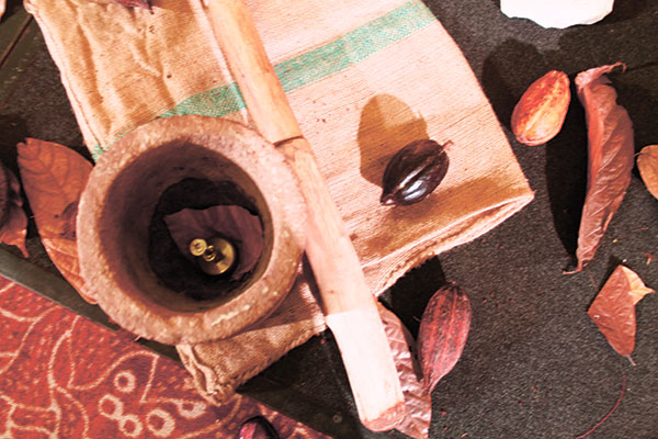 What Raquel Choa uses to make cocoa or tablea.