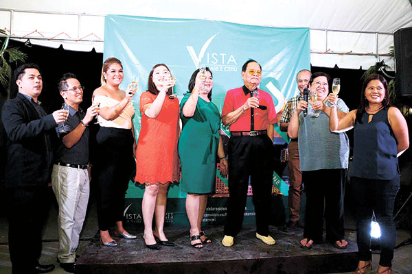 Vista Marketing Head for Subsidiaries Rowell Santiago and Marketing Officer Eduardo Arreola, Holly Dychangco, Vista Head of International Sales and Residential Leasing Nova Noval, Head of Operations Elizabeth Kalaw, Apolinar Suarez Sr., Odysseus Suarez, Dolores Suarez-Yacub, and Rose Suarez-Leaño.